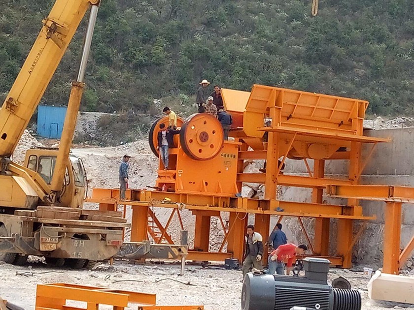 日產(chǎn)2000噸超級(jí)鄂破安裝現(xiàn)場